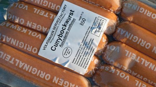 Fostul cancelar Schroeder critică decizia Volkswagen de a scoate din meniul cantinei sale currywurst, cel mai bine vândut produs al constructorului de mașini