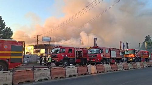 Incendiu major cu degajări mari de fum în Bragadiru. A fost emis mesaj RO-Alert