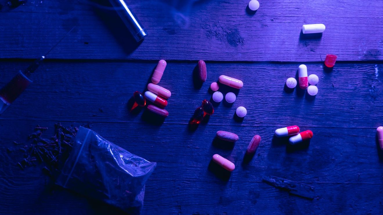 Un nou studiu constată că adolescenții folosesc droguri - adesea singuri - pentru a-și ușura stresul și anxietatea