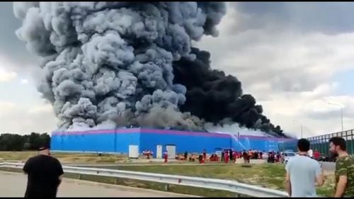 VIDEO Incendiu masiv la un depozit de lângă Moscova / Cel puțin un mort și 13 răniți / Flăcările s-au extins pe o suprafață de 35.000 mp / Autoritățile suspectează că incendiul a fost provocat intenționat