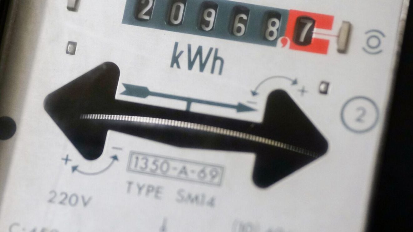 BREAKING Guvernul reglementează parțial piața de energie electrică până în 2025. Producătorii, obligați să vândă energie electrică la un preț reglementat de 450 lei/MWh/ Va exista un achizitor unic, OPCOM, care le va vinde furnizorilor tot cu 450 lei/MWh