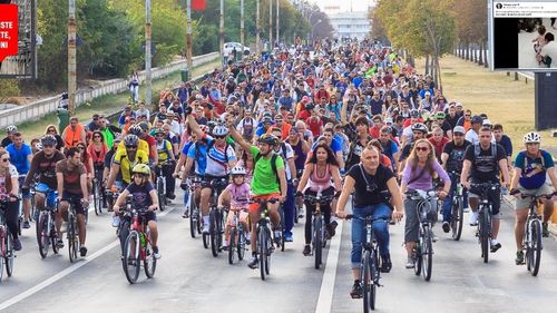 Sute de biciclişti au format un lanț uman pentru a protesta împotriva maşinilor parcate pe pistele de biciclete din Milano