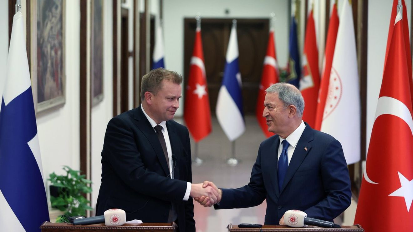 Finlanda ar lua în considerare autorizarea exportului de arme către Turcia, pentru a obţine sprijinul în aderarea la NATO / Dintre toți membrii NATO, doar Turcia se opune aderării Finlandei și Suediei, acuzând ţările nordice că găzduiesc militanţi kurzi