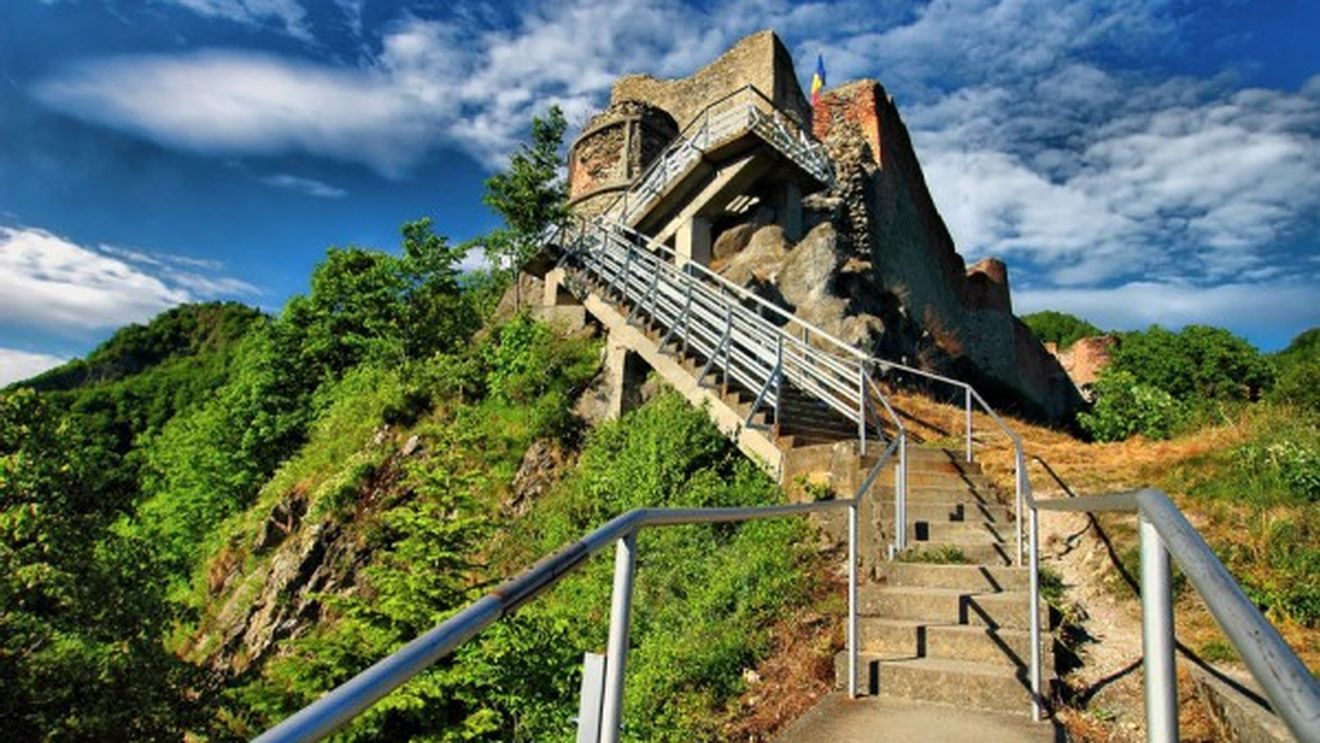 Cetatea Poenari se redeschide marți pentru turiști / A fost închisă după ce o ursoaică a rupt gardul electric de protecţie / Cetatea lui Vlad Ţepeş nu a fost niciodată cucerită