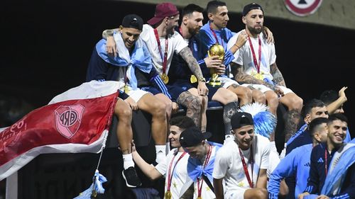 UPDATE Incidente pe drumul campionilor la Buenos Aires/ Fotbaliștii au fost urcaţi în elicoptere/ Cinci milioane de fani pe străzi la revenirea campionilor mondiali în țară
