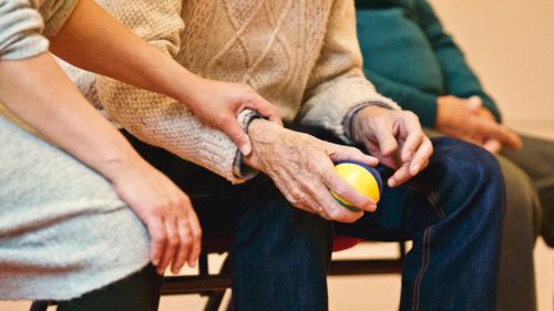 O româncă de 51 de ani s-a căsătorit cu un italian de 90 de ani, iar rudele acestuia o acuză că a profitat de senilitatea lui / Experții chemați în instanță susțin că bărbatul e lucid