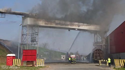 Alba: Incendiu soldat cu pagube de 100.000 de euro la nivelul benzii transportatoare dintre Kronospan și Holzindustrie Schweighofer