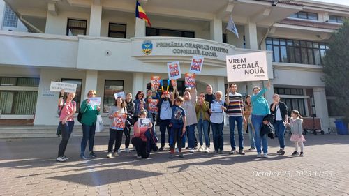 Zeci de părinți din Otopeni au protestat în fața primăriei față de supraaglomerarea Liceului „Ioan Petruș”, unde se învață  de peste un an în 3 schimburi