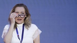 Elena Lasconi: "Premierul Marcel Ciolacu este foarte îngrijorat că deja începem să pierdem bani / Mulți investitori și-au înghețat afacerile, bursa merge în jos / Este cel mai greu moment de după 1989, țara noastră parcă s-ar pregăti să fie pusă pe tava Rusiei"
