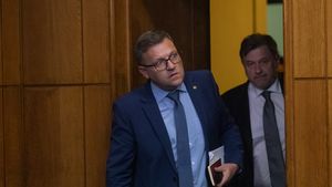 Un ONG îi cere premierului să-l demită pe ministrul muncii/ Budăi, acuzat că a denunțat unilateral acordul de colaborare pentru vizitarea inopinată a azilelor pe motiv că CRJ nu a blurat imaginile