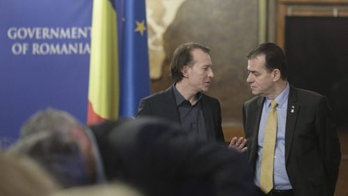 VIDEO Sceneta felicitărilor la guvern între premierul în exercițiu și premierul desemnat pentru ”gloria” împrumuturilor la dobânzi negative. Cum a încurcat Florin Cîțu procentele