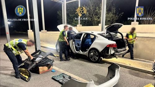 FOTO VIDEO Român prins în flagrant după ce a introdus în țară un kilogram de cocaină ascunsă într-un locaș special amenajat în interiorul autoturismului cu care se deplasa