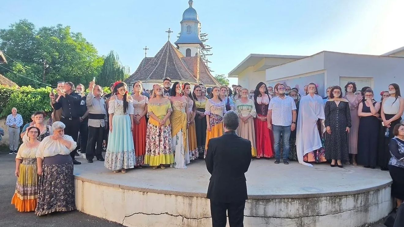 Artiștii Operei din Brașov și-au lipit buzele cu plasturi la ultimul spectacol al stagiunii / Cer demisia managerului