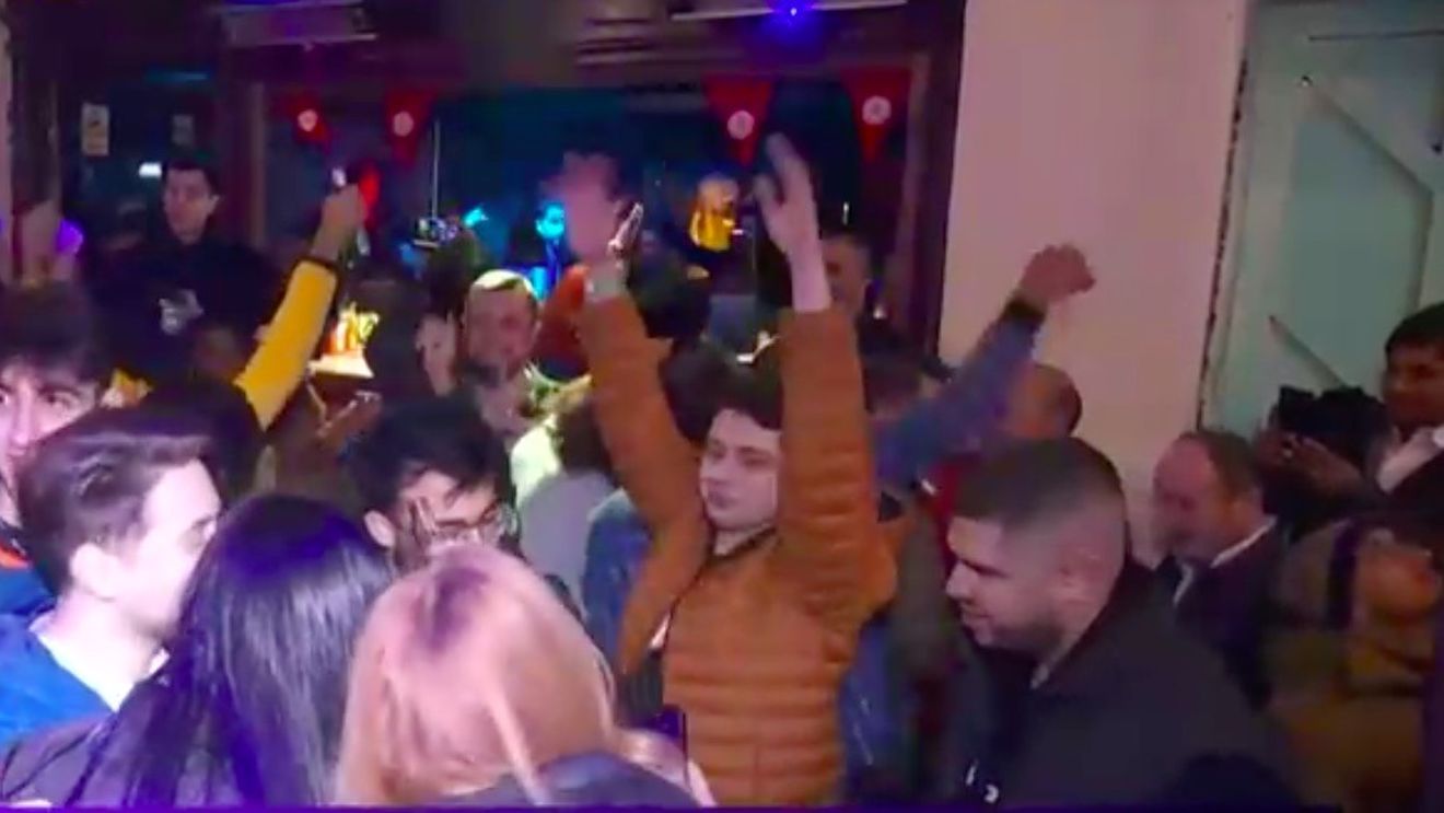 FOTO Revelion 2022. Străinii, încântați că nu sunt restricții prea multe în România, s-au distrat în voie în Centrul Vechi