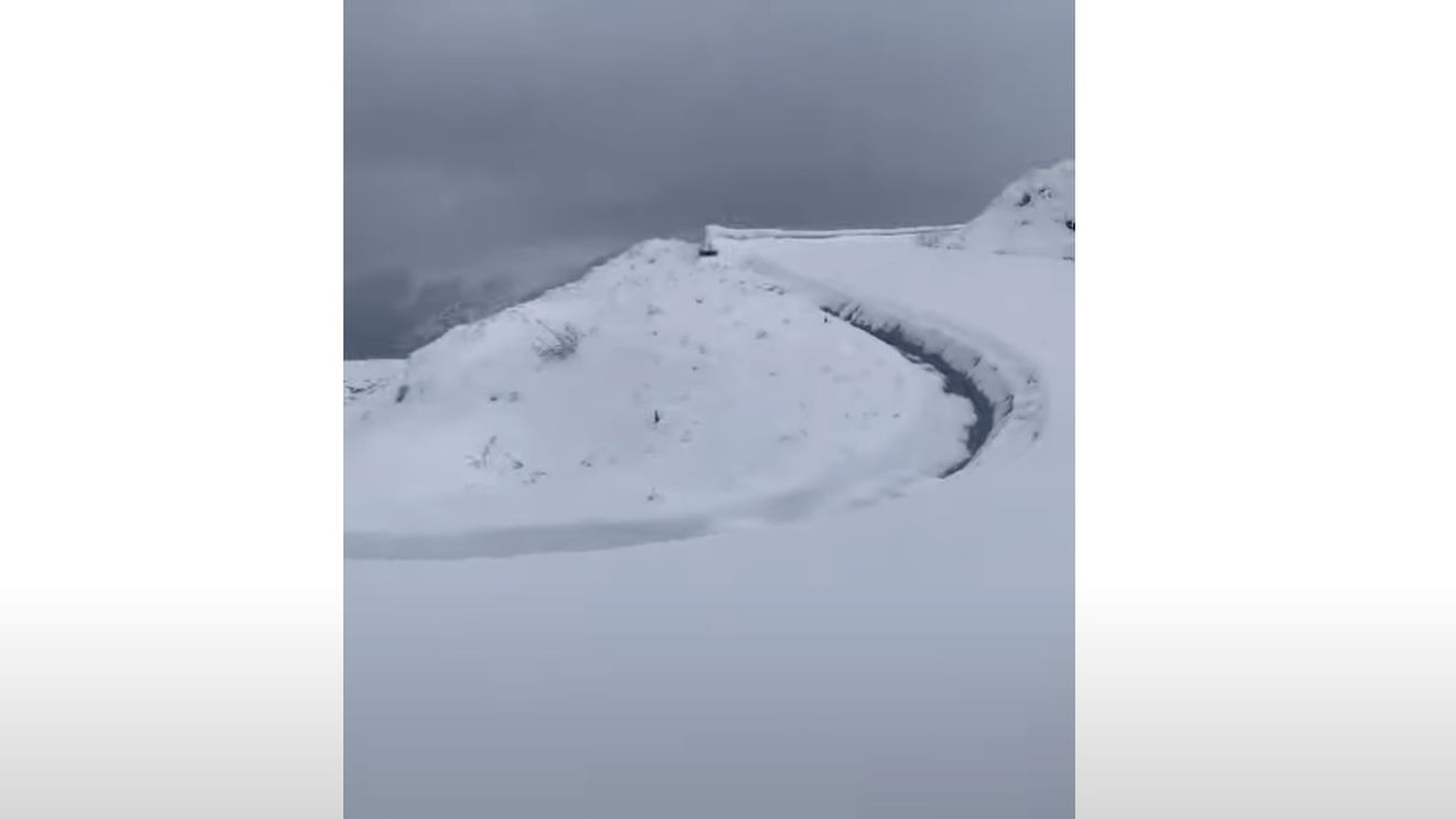 VIDEO A nins pe Transalpina / Un strat de zăpadă de 2 – 3 centimetri a acoperit stațiunea Rânca