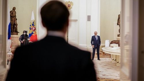 Vladimir Putin i-a spus lui Macron că Occidentul trebuie să înceteze furnizarea de arme către Ucraina