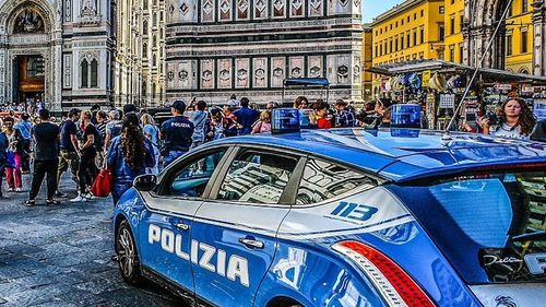 Româncă din Italia, reținută după ce a lovit cu mașina 4 polițiști. I-a amenințat pe oamenii legii: "Nu știți cine sunt eu!"