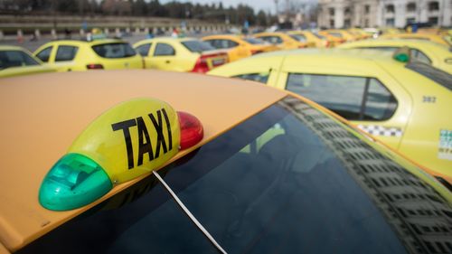 Taximetriştii continuă miercuri protestele în Piaţa Constituţiei