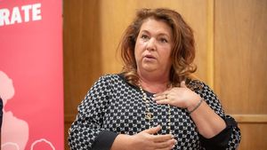 Un consilier de stat în Cancelaria premierului Ciolacu raportează că a primit o donație de 80.000 de dolari / Banii provin de la fiica unui om de afaceri arestat de FBI și condamnat la 13 ani de închisoare în SUA pentru dare de mită