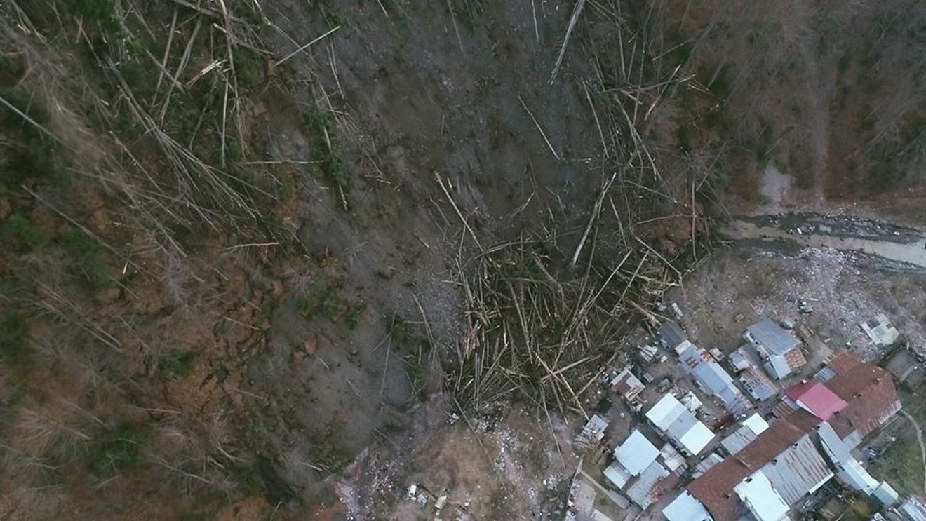 Alunecare de teren la Azuga, lângă pârtia de schi Sorica. 125 de persoane au fost evacuate