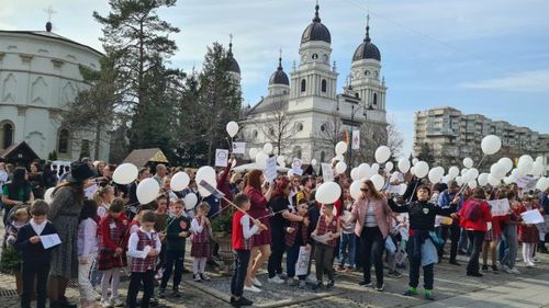 VIDEO Sute de elevi, profesori şi părinţi au protestat pe străzile Iaşiului după ce Colegiul Pedagogic a fost închis deoarece funcționează într-o clădire cu risc seismic / Primarul Chirică: Vorbim de viaţa copiilor. Prioritară a fost punerea lor în siguranţă. Măsurile au trebuit luate imperativ