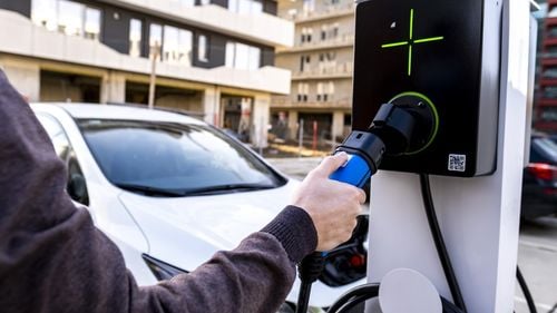 Ministrul Mediului: Scăderea valorii tichetelor pentru maşinile electrice a scăzut interesul pentru acestea / ”În câteva zile se vor consuma inclusiv tichetele cu maşinile electrice”