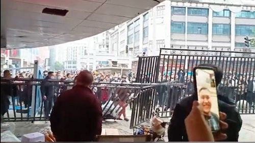 ULTIMA ORĂ VIDEO Sute de persoane protestează în orașul chinez Wuhan