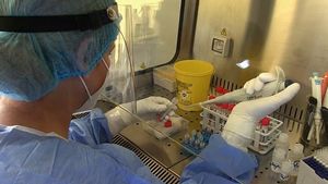ULTIMA ORĂ 4.322 de noi cazuri de coronavirus din 21.528 de teste procesate în ultimele 24 de ore. 171 de bolnavi au decedat, iar alți 1.130 sunt internați la terapie intensivă