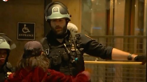 VIDEO New York: Peste 700 de arestăti, în urma jafurilor și violențelor care au avut loc noaptea trecută. Interdicţia de circulaţie pe timpul nopţii a fost prelungită