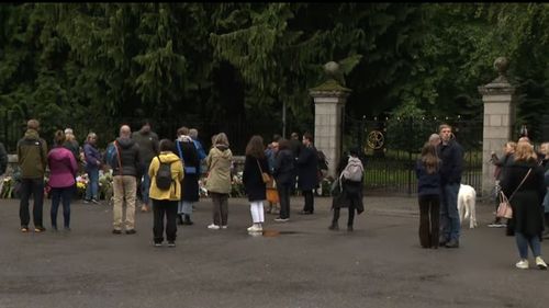 VIDEO Mii de oameni s-au adunat în faţa Palatului Buckingham din Londra pentru a aduce un omagiu Reginei Elisabeta a II-a