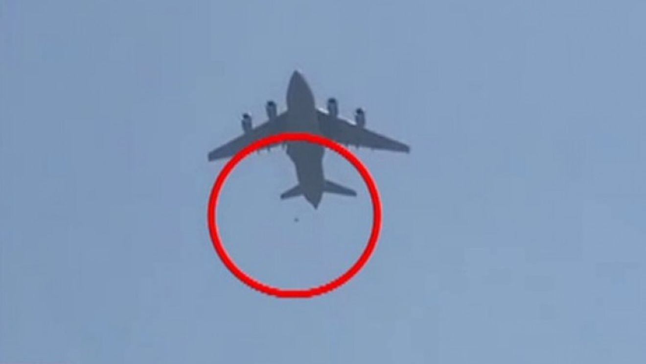 Pentagonul confirmă existența „cel puțin mai multor decese” după apariția imaginilor cu afgani căzând de la sute de metri înălțime de pe un avion ce decolase luni din Kabul