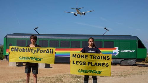 Greenpeace solicită UE interzicerea zborurilor europene atunci când există o alternativă cu trenul de mai puțin de șase ore