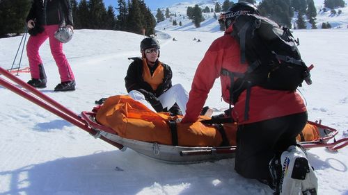 Regulile atunci când s-a petrecut un accident pe pârtia de schi / Semnul X cu schiurile înfipte în zăpadă e semnalul că s-a întâmplat ceva