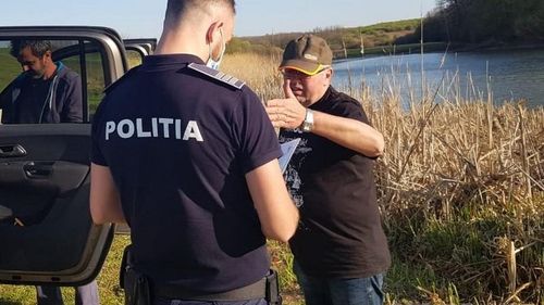 Președintele Consiliului Județean Bihor, Pasztor Sandor, a fost amendat cu 5.000 de lei după ce a mers la pescuit pe un lac de lângă Oradea
