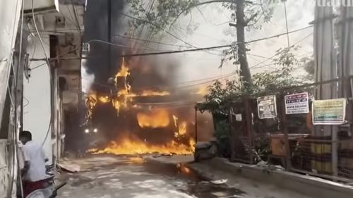 Cel puțin 21 de turiști au murit într-un incendiu izbucnit la un hotel din New Delhi