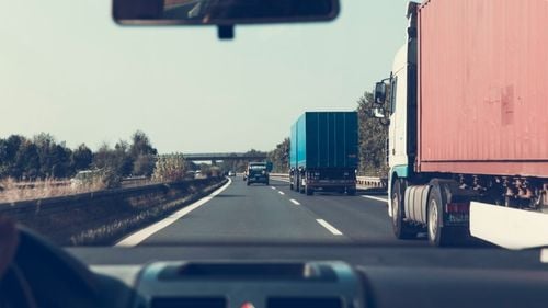 Criză de şoferi profesionişti şi în România: Firmele de transport au nevoie de 40 – 45.000 de conducători auto licenţiaţi / Patronat: Ne uităm la variantele şoferilor din Filipine, Nepal sau India, dar sunt bariere de limbă şi de legislaţie