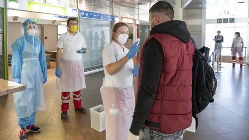 Un român plecat miercuri în Austria la munci sezoniere a fost testat pozitiv cu coronavirus. El era asimptomatic și a fost plasat în carantină