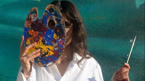 VIDEO Cămășile Loredanei. Sau cum să devii un antreprenor de succes cu 600 de lei, câteva pensule și puțină culoare