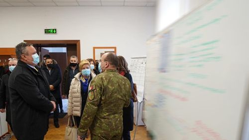 Gafă a ministrului Apărării: Nicolae Ciucă a publicat pe Facebook o fotografie în care apăreau parole de acces pentru un call center al Armatei/ Poza a fost retrasă la câteva minute