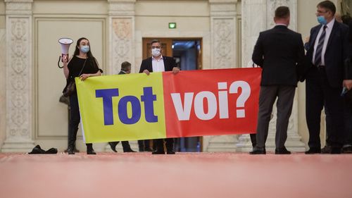 Protest în Parlament în timpul votului de învestire a Guvernului Ciucă: ”Tot voi?”/ Protestatarii se țin de braț, așezați pe jos, după ce paza a încercat să îi îndepărteze