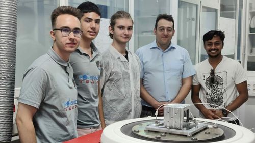 Un satelit construit de elevi români va fi lansat anul viitor cu o rachetă SpaceX