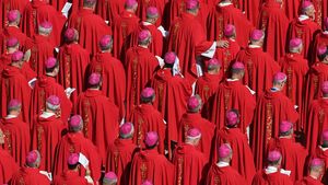 Bârfele cardinalilor care urmează să aleagă noul papă: se ascund în restaurantele din Roma, lichiorurile mignon din mini-bar, cântecul ”Imagine” și prețul vinului