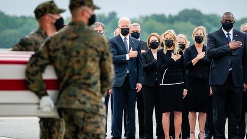 Președintele SUA, Joe Biden, prezent la ceremonia de aducere acasă a sicrielor soldaților morți în atentatul de la Kabul: ”Au făcut sacrificiul suprem în slujba celor mai înalte idealuri americane”