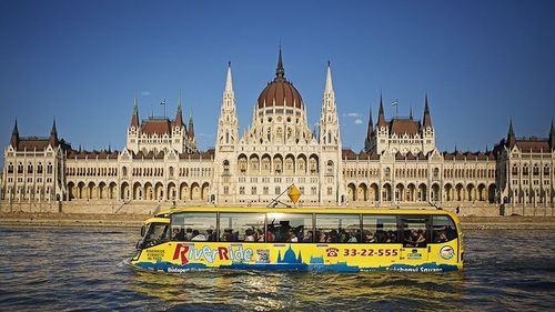 FOTO Am putea traversa la bulgari cu un autobuz plutitor: Consiliul Județean Călărași a primit o singură ofertă, din Ungaria, pentru un ”vehicul amfibiu”/ Cum ar putea arăta autobuzul