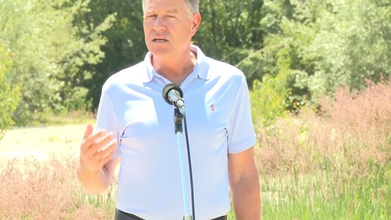 Iohannis: Trebuie să acceptăm cu toții că marginea drumului și albia râului nu sunt gropi de gunoi. Nu este suficient să ne enervăm dacă vedem o grămadă de gunoaie lăsate de cineva care atât a înțeles. Trebuie să facem ceva.