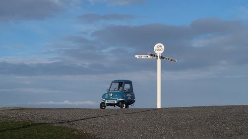 Călătorie în scop caritabil cu cea mai mică maşină din lume