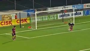 VIDEO: Unul dintre cele mai ciudate penaltiuri din fotbal: Hențul absurd cu care și-a condamnat echipa la eliminare din Conference League