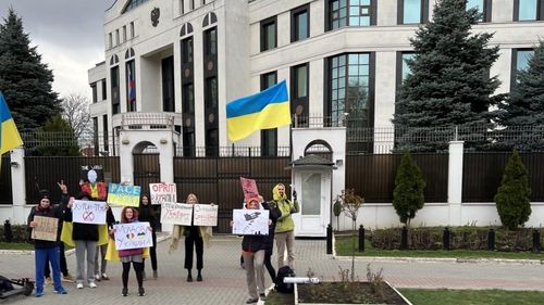 Un grup de protestatari a manifestat în fața ambasadei Rusiei la Chișinău denunțând masacrul din Bucea: ”Operațiunea specială ucide oameni”