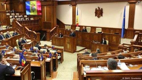 Tensiuni provocate de parlamentarii pro-ruși din Parlamentul Moldovei. Majoritatea pro-occidentală a votat proiectul care introduce sintagma „limba română” în toată legile