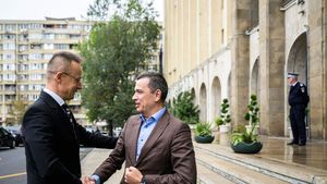 Grindeanu: Am discutat cu ministrul maghiar de Externe despre evoluţia proiectelor transfrontaliere/ Mi-a transmis, din nou, că Ungaria sprijină aderarea României la spaţiul Schengen